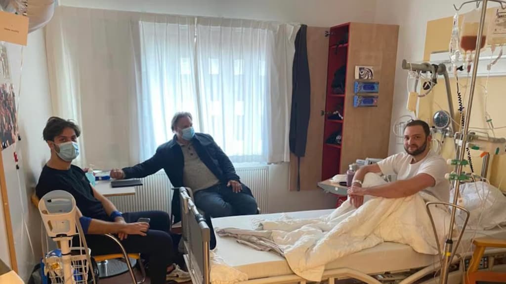 Max tijdens het inlopen van de stamcellen, samen met zijn vader en broer.